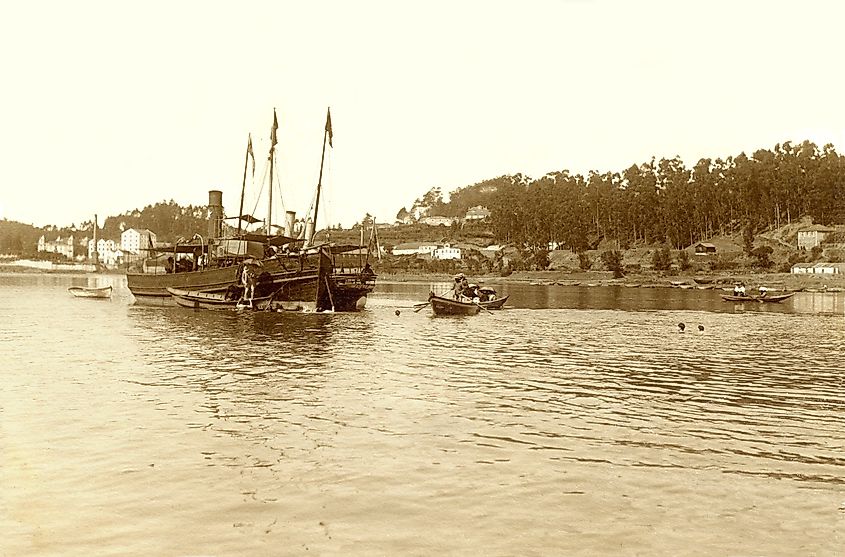 A 1908 image of boats along the Douro River