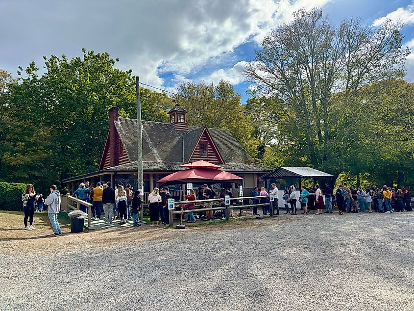 People lined up on first day of autumn at B.F. Clyde’s Cider Mill in Mystic, Connecticut. Editorial credit: Rachel Rose Boucher / Shutterstock.com