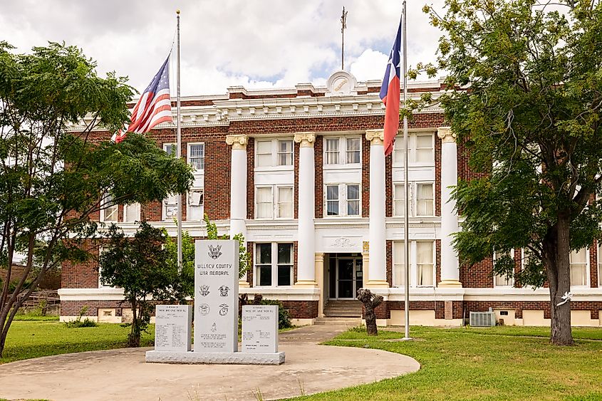 Raymondville, Texas: The Willacy County Courthouse and it is War Memorial