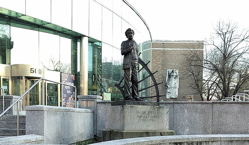 Life-size bronze statue of Mark Twain, by James E. Brothers, created in 1994, installed in front of the Hartford Public Library