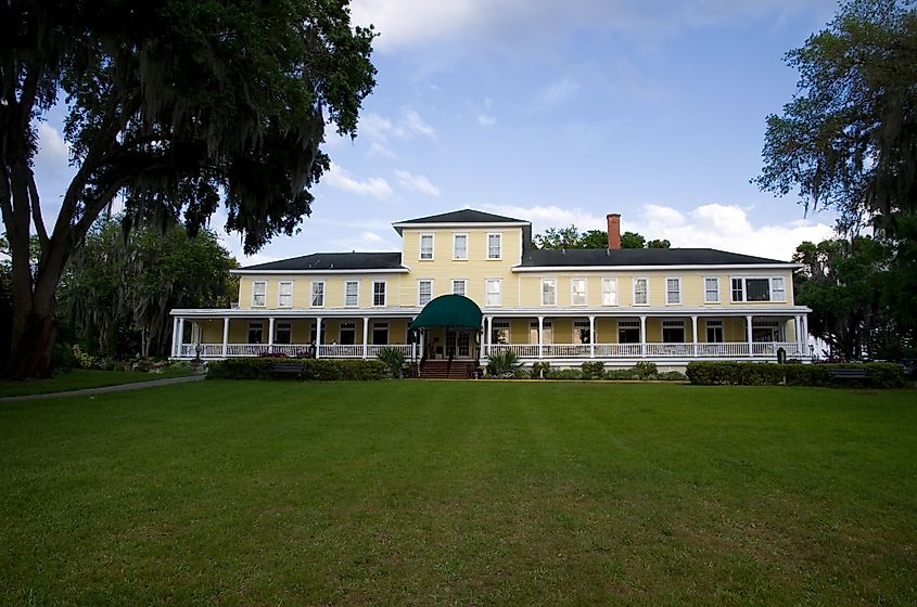 The historic Lakeside Inn and verandah in Mount Dora, Florida. Editorial credit: RSTPIERR / Shutterstock.com