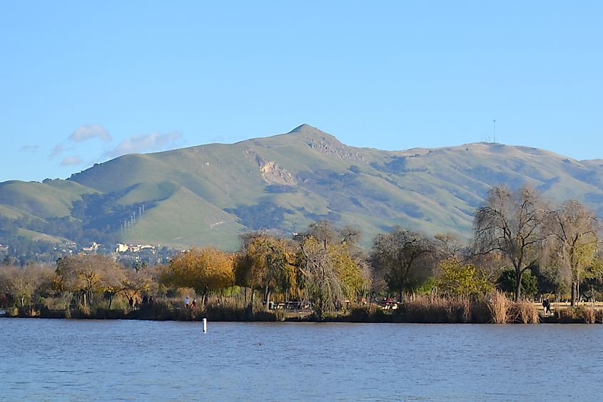 View of Mission Peak from Lake Elizabeth, By Oleg Alexandrov - Own work, CC BY-SA 3.0, https://commons.wikimedia.org/w/index.php?curid=102956220