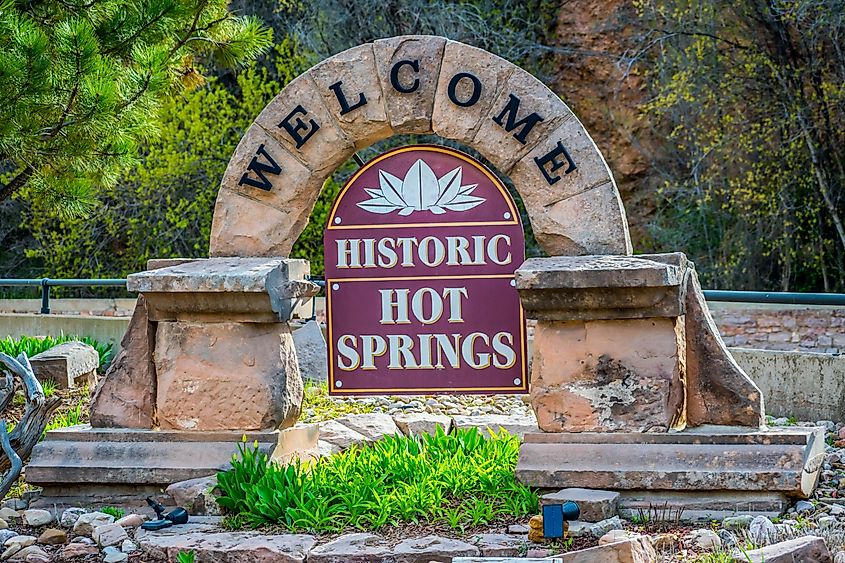 A welcoming signboard at the entry point of Hot Springs, South Dakota