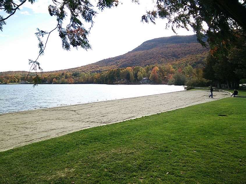 Green River Reservoir State Park, featuring a serene lake surrounded by dense forests and natural landscapes.