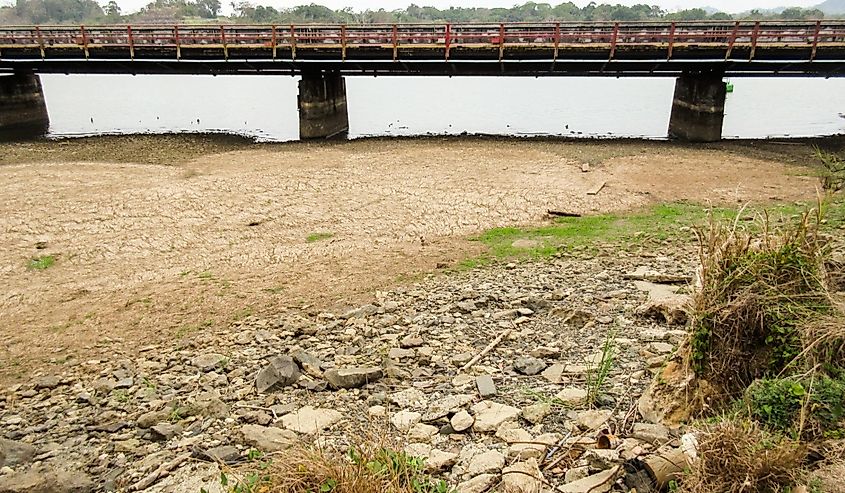 The effect of the dry season is observed on the shores and riverbed at the Chagres River which flows into the Canal. 