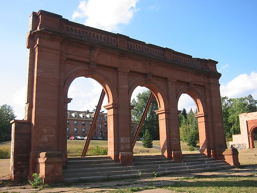 The preserved facade of the Duluth Normal School. Three extant buildings of this campus are now part of the University of Minnesota Duluth