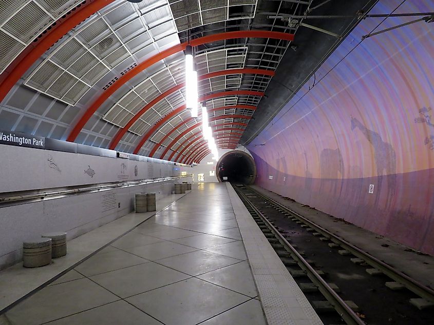 Westbound platform at Washington Park station