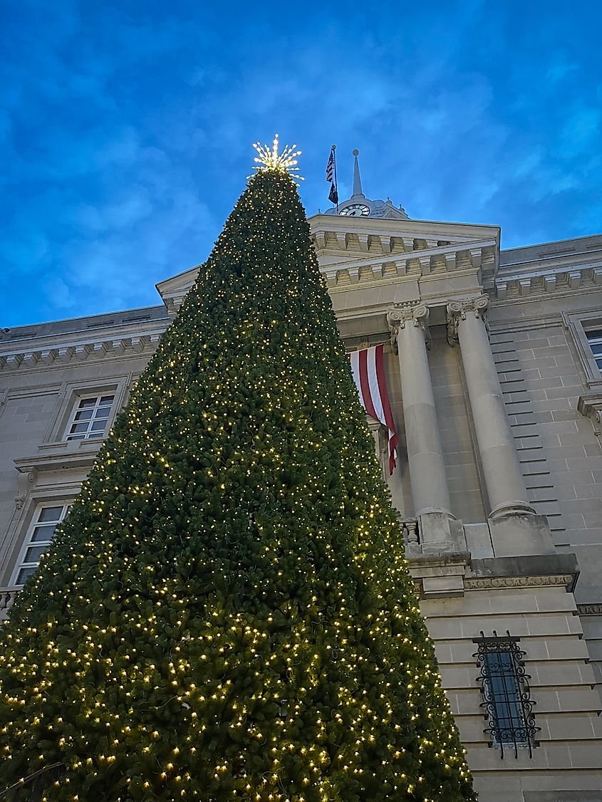 Columbia courthouse and Christmas tree.