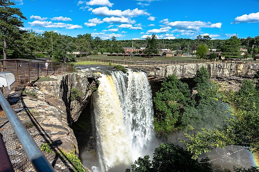 A view of Noccalula Falls in Gadsden, Alabama. Editorial credit: JNix / Shutterstock.com
