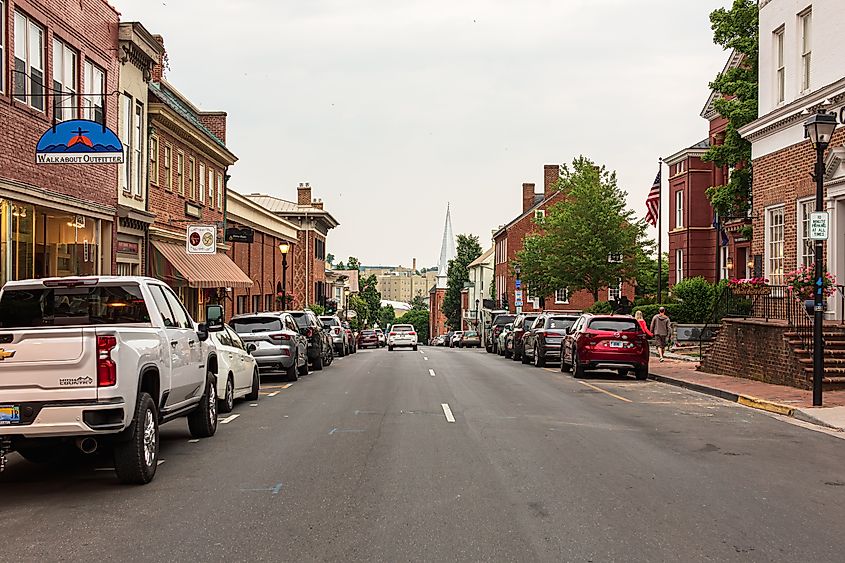 Street view of Main Street in Lexington, Virginia, showcasing the historic old town, home to the Virginia Military Institute (VMI) and Washington and Lee University.