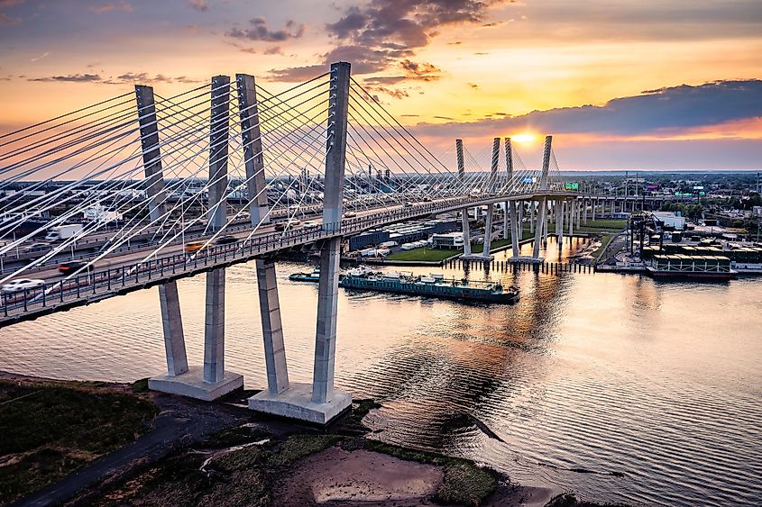 The New Goethals Bridge at sunset, spanning the Arthur Kill strait between Elizabeth, New Jersey, and Staten Island, New York.