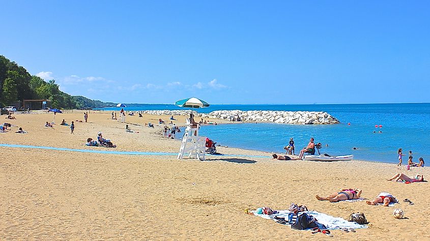 An afternoon summer view looking north along the Lake Michigan shoreline in Highland Park, Illinois