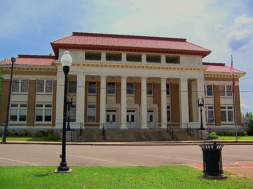 Pontotoc, Mississippi. In Wikipedia. https://en.wikipedia.org/wiki/Pontotoc,_Mississippi By Michaelswikiusername at English Wikipedia, CC BY 3.0, https://commons.wikimedia.org/w/index.php?curid=9139942