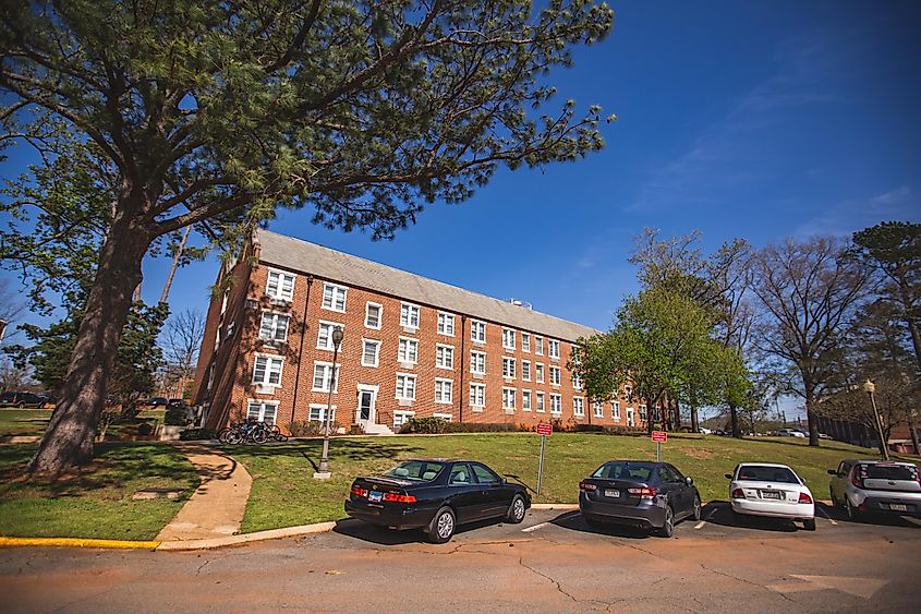 Building and parking area on the college campus of Jacksonville State University