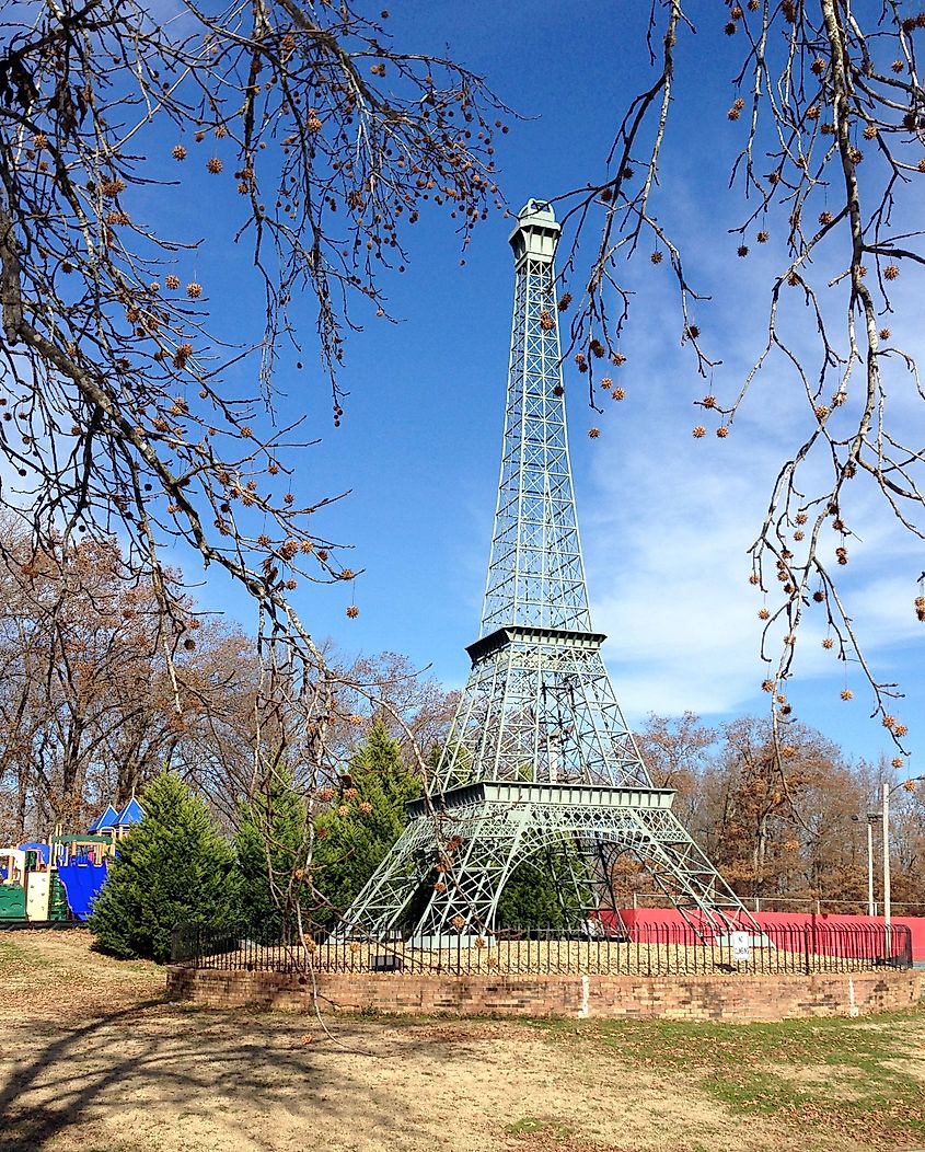 Paris, Tennessee. In Wikipedia. https://sv.wikipedia.org/wiki/Paris,_Tennessee Av Ed and Eddie from Palo Alto, USA - Paris_EiffelTower, CC BY-SA 2.0, https://commons.wikimedia.org/w/index.php?curid=36303140