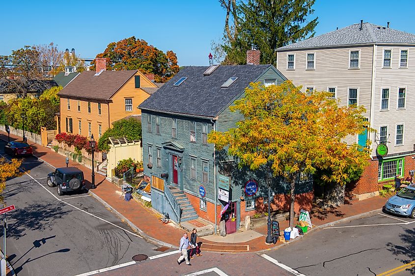 Portsmouth Smoke and Vape store located in a historic building at 93 High Street at Hanover Street in the historic city center of Portsmouth, New Hampshire.