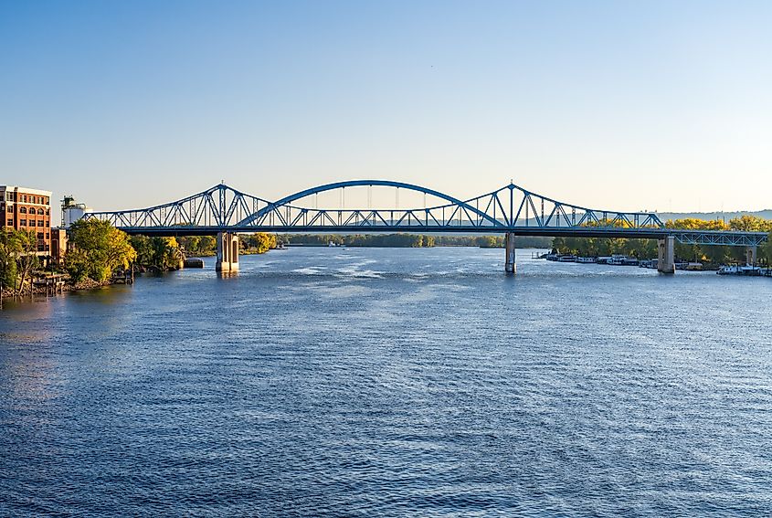 The Mississippi River in La Crosse, Wisconsin (Credit: Steve Heap via Shutterstock)