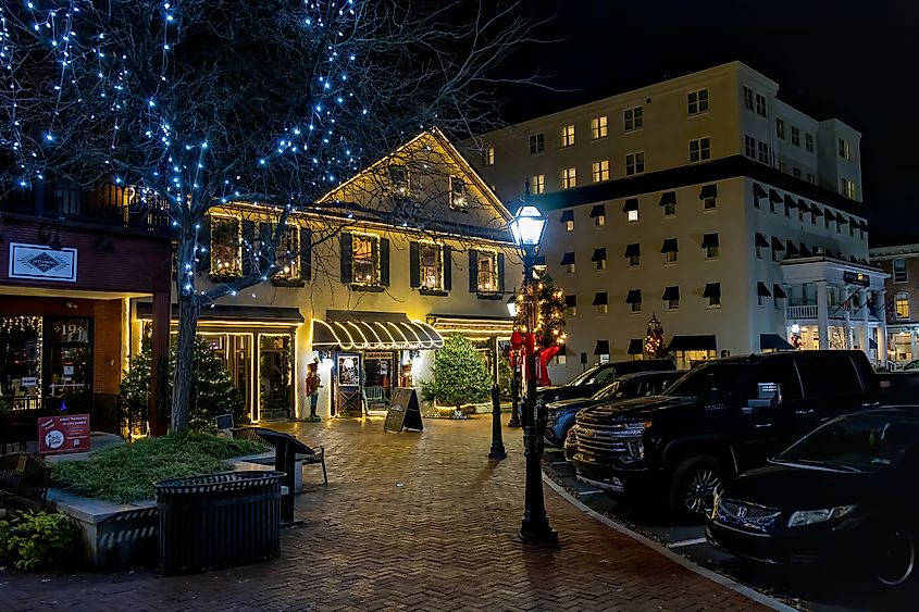Gettysburg, Pennsylvania, USA - Nov 27, 2024: Charming Gettysburg town square illuminated at night, featuring festive decorations and historical architecture.