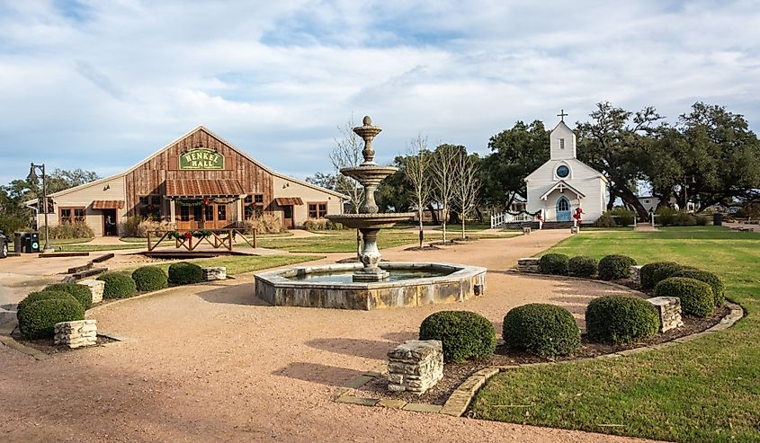 Henkel Square Market in Round Top, TX, mit historischen Gebäuden.