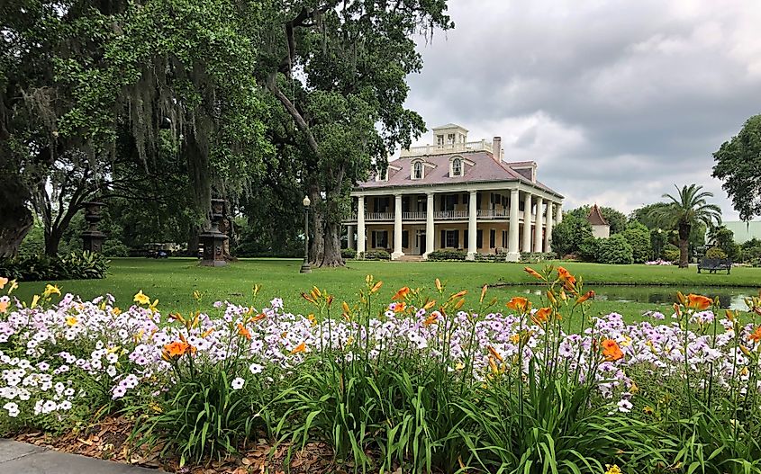 Houmas House Plantation and Gardens, featuring a historic antebellum estate surrounded by lush gardens in Louisiana.