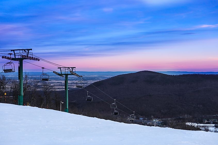 A ski lift at Whitetail Ski and Snowboard Resort in Mercersburg, PA. Editorial credit: Nicole Glass Photography / Shutterstock.com