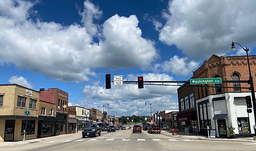 Downtown Hutchinson, Minnesota. Myotus - Own work via Wikimedia Commons.