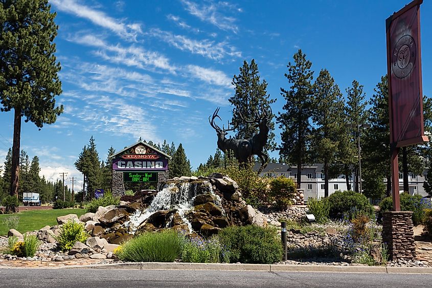 Klamath Falls, Oregon: Kla-Mo-Ya casino sign and art fountain.