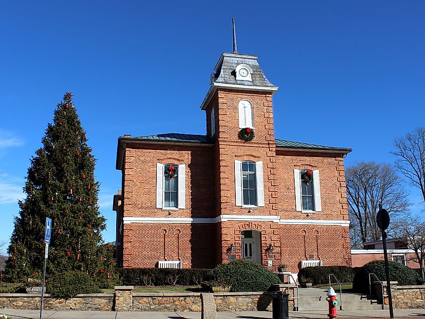 Brevard, North Carolina. In Wikipedia. https://en.wikipedia.org/wiki/Brevard,_North_Carolina By Travis K. Witt - Own work, CC BY-SA 4.0, https://commons.wikimedia.org/w/index.php?curid=134693931