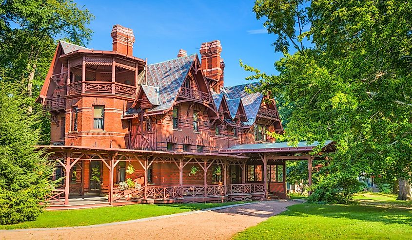 Historic Mark Twain house in Hartford, Connecticut on a sunny day.