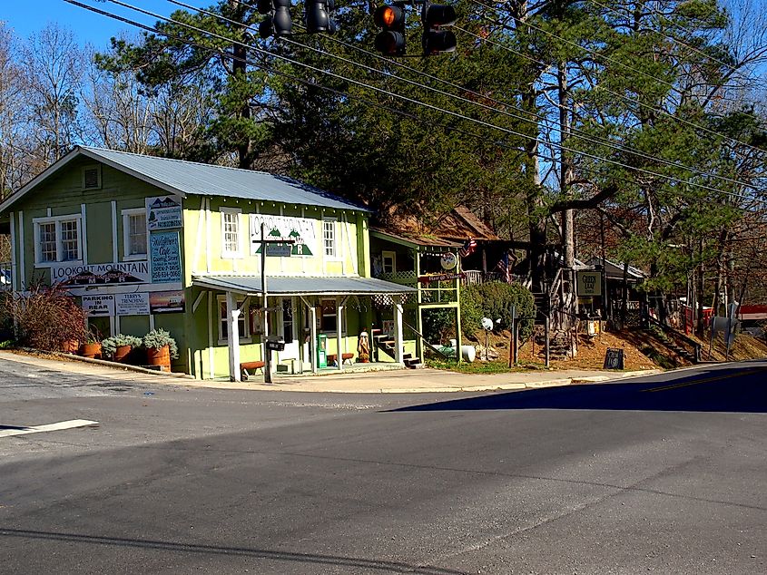 View of buildings in Mentone, Alabama. By Chris Pruitt - Own work, CC BY-SA 4.0, Wikimedia Commons.