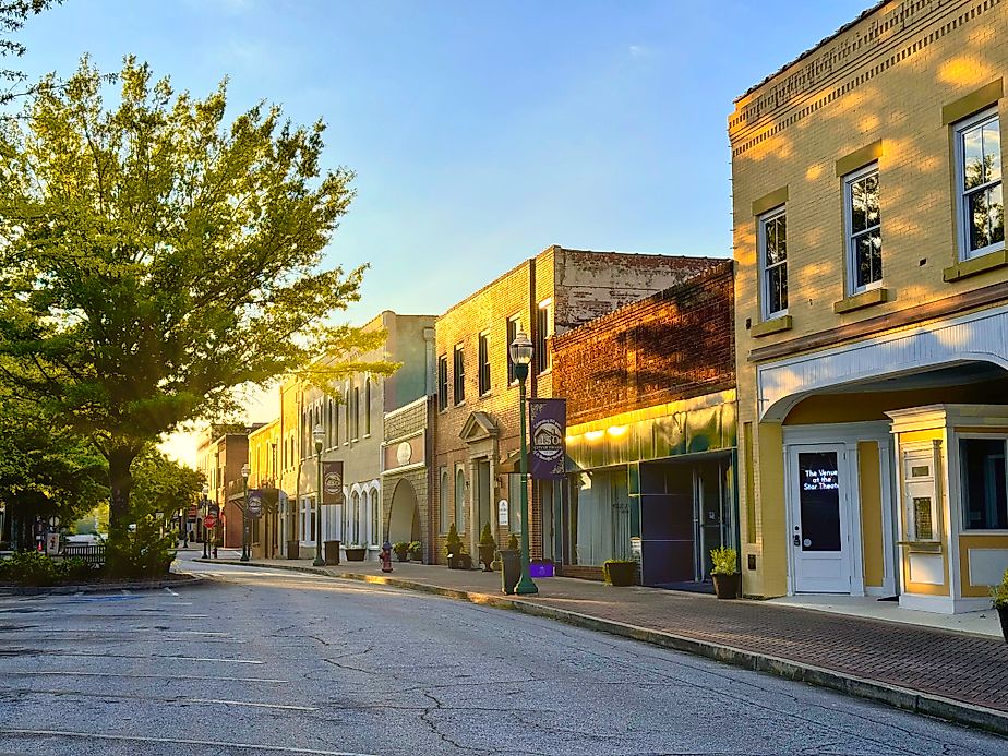 Shops in downtown Toccoa, Georgia, USA. By Harrison Keely, CC BY 4.0, Wikimedia Commons