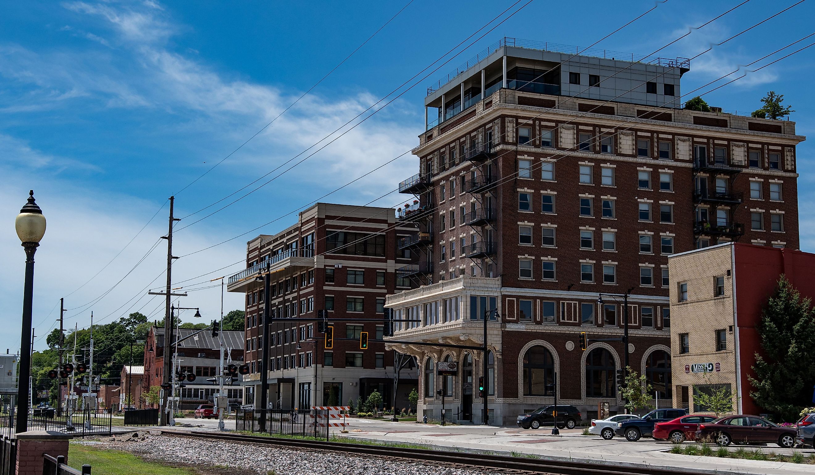 A view of the former Hotel Muscatine and the newly built Merrill Hotel and Conference Center as viewed from Harbor Drive in Riverside Park. Editorial credit: JNix / Shutterstock.com