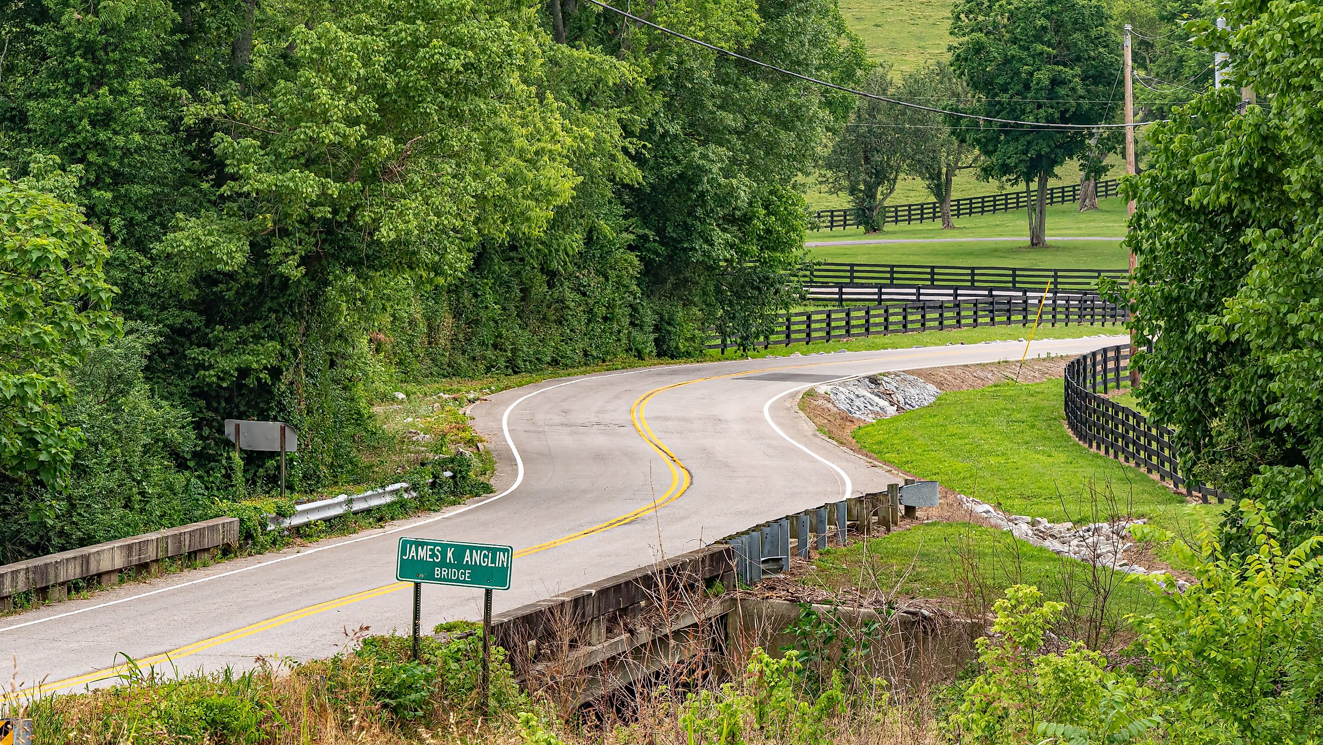 A winding street in Leipers Fork, Tennessee. Editorial credit: 4kclips / Shutterstock.com