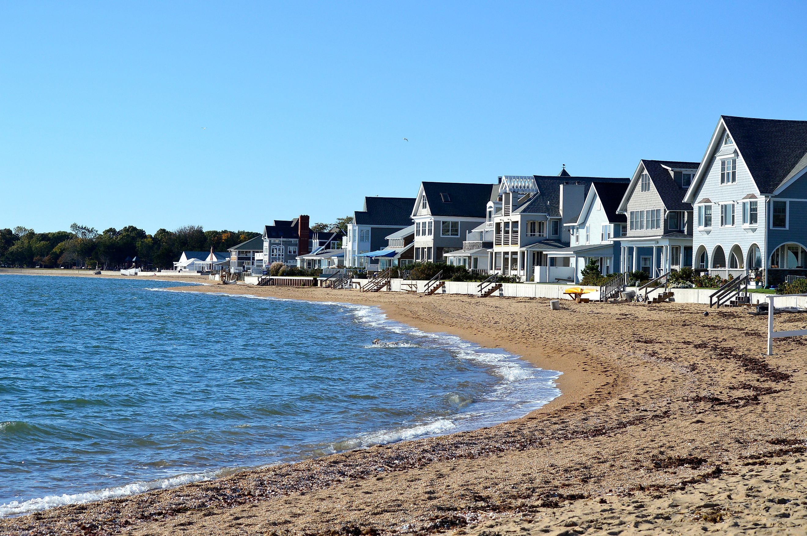 Beachfront homes in Madison, Connecticut. By Lo Schmitt, CC BY-SA 4.0, Wikimedia Commons