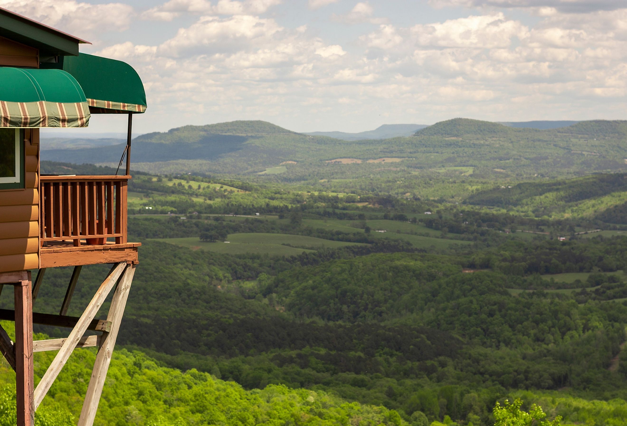 Cliff House Inn, located along Arkansas scenic highway 7 North, near Jasper, Arkansas. Image credit Tammy Chesney via Shutterstock