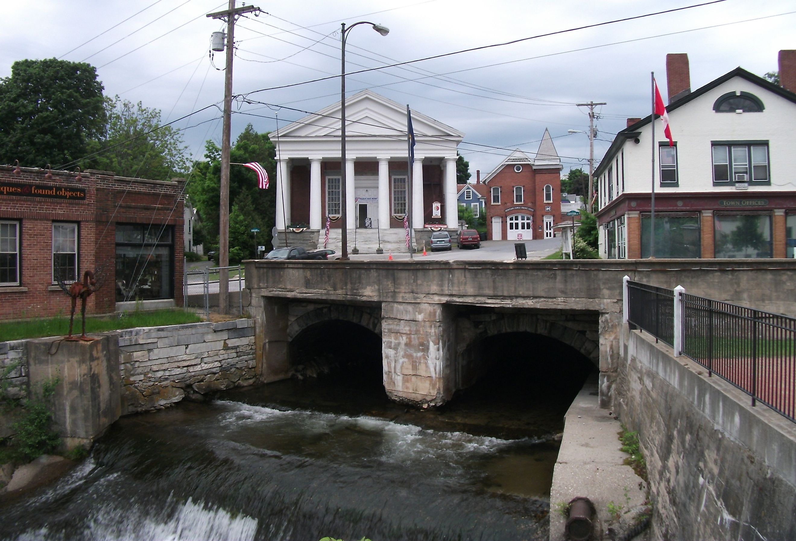 Bridge in Brandon, Vermont. Image credit Doug Kerr, CC BY-SA 2.0 <https://creativecommons.org/licenses/by-sa/2.0>, via Wikimedia Commons