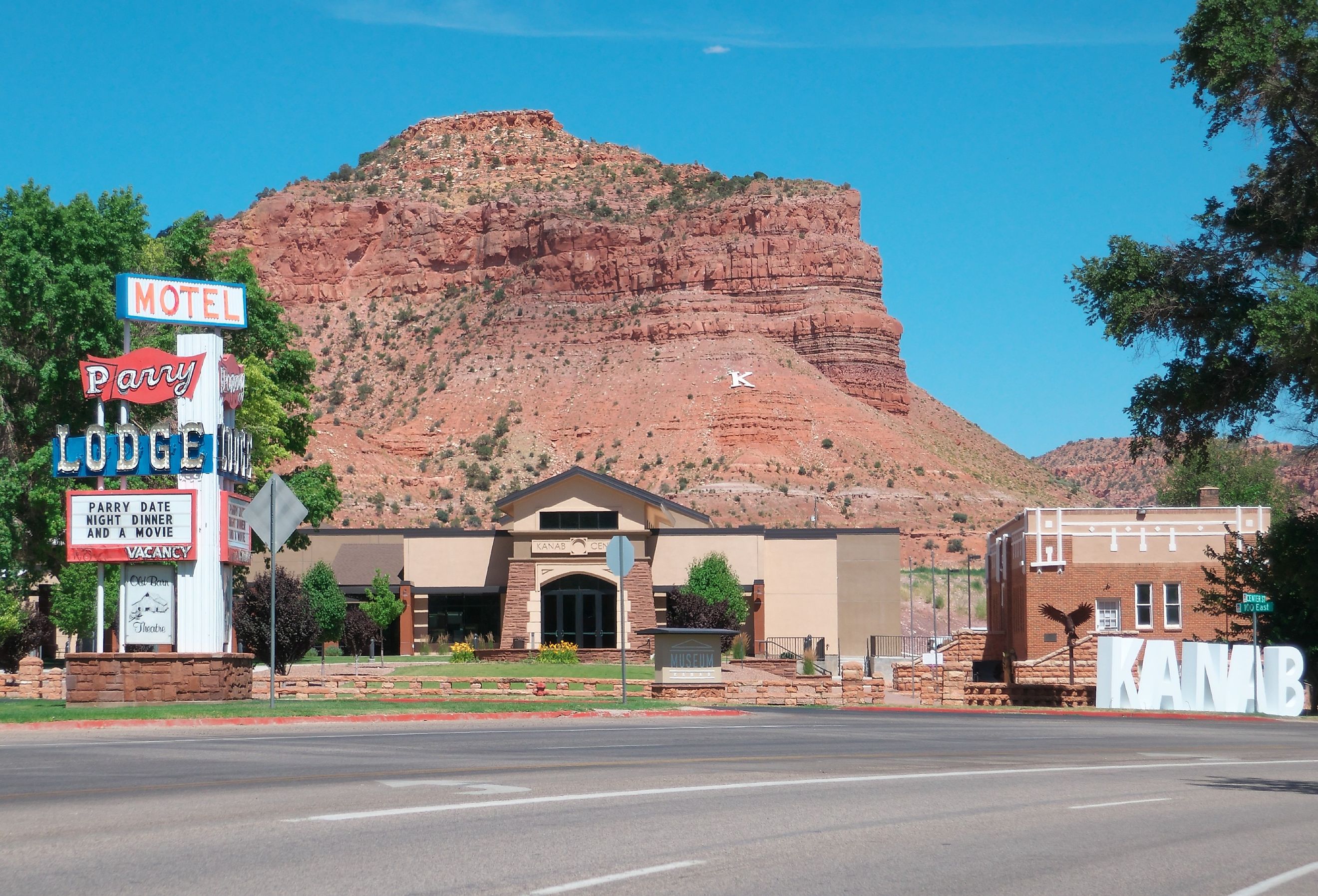 Parry Lodge sign in Kanab, Utah. Image credit Christophe KLEBERT via Shutterstock