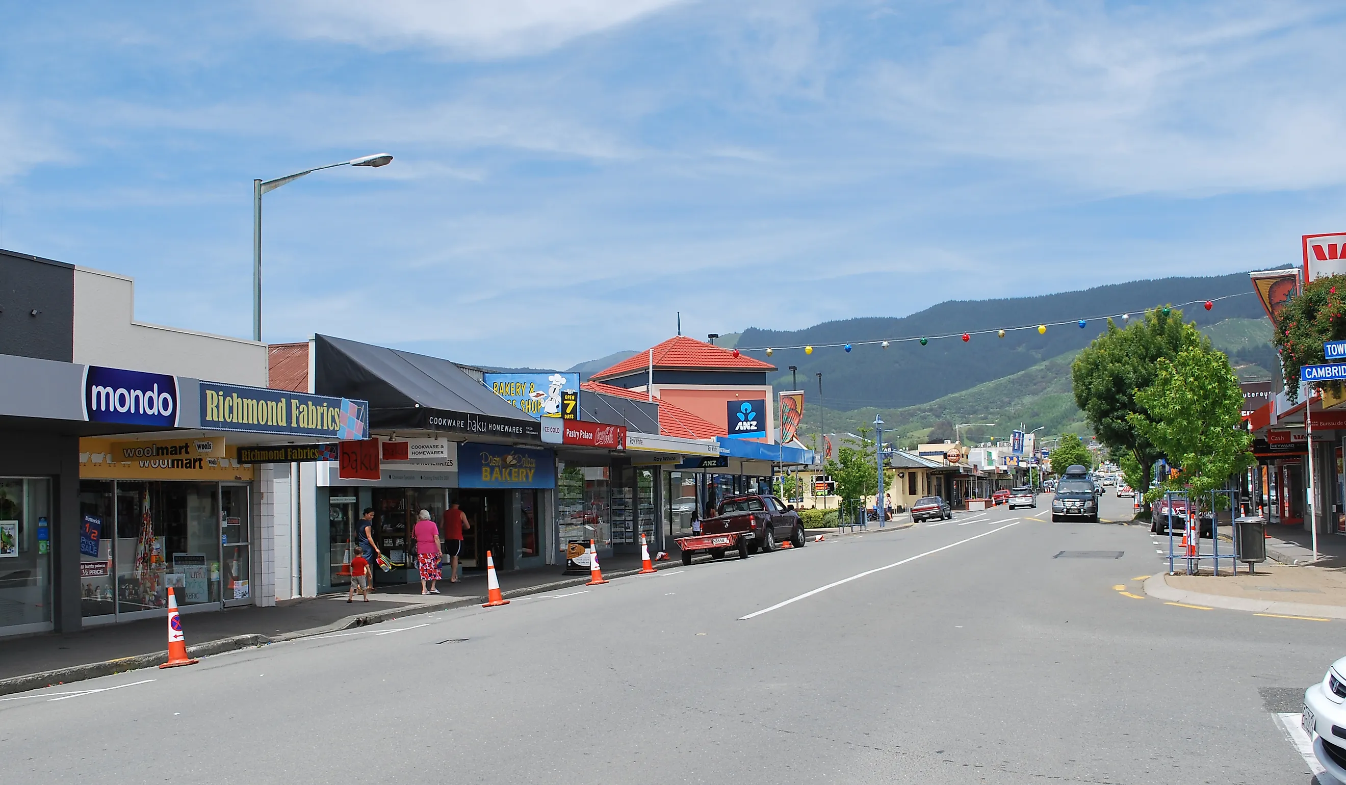 Queen Street, the main street of Richmond in New Zealand. By Mattinbgn (talk · contribs) - Own work, CC BY 3.0, https://commons.wikimedia.org/w/index.php?curid=17735271