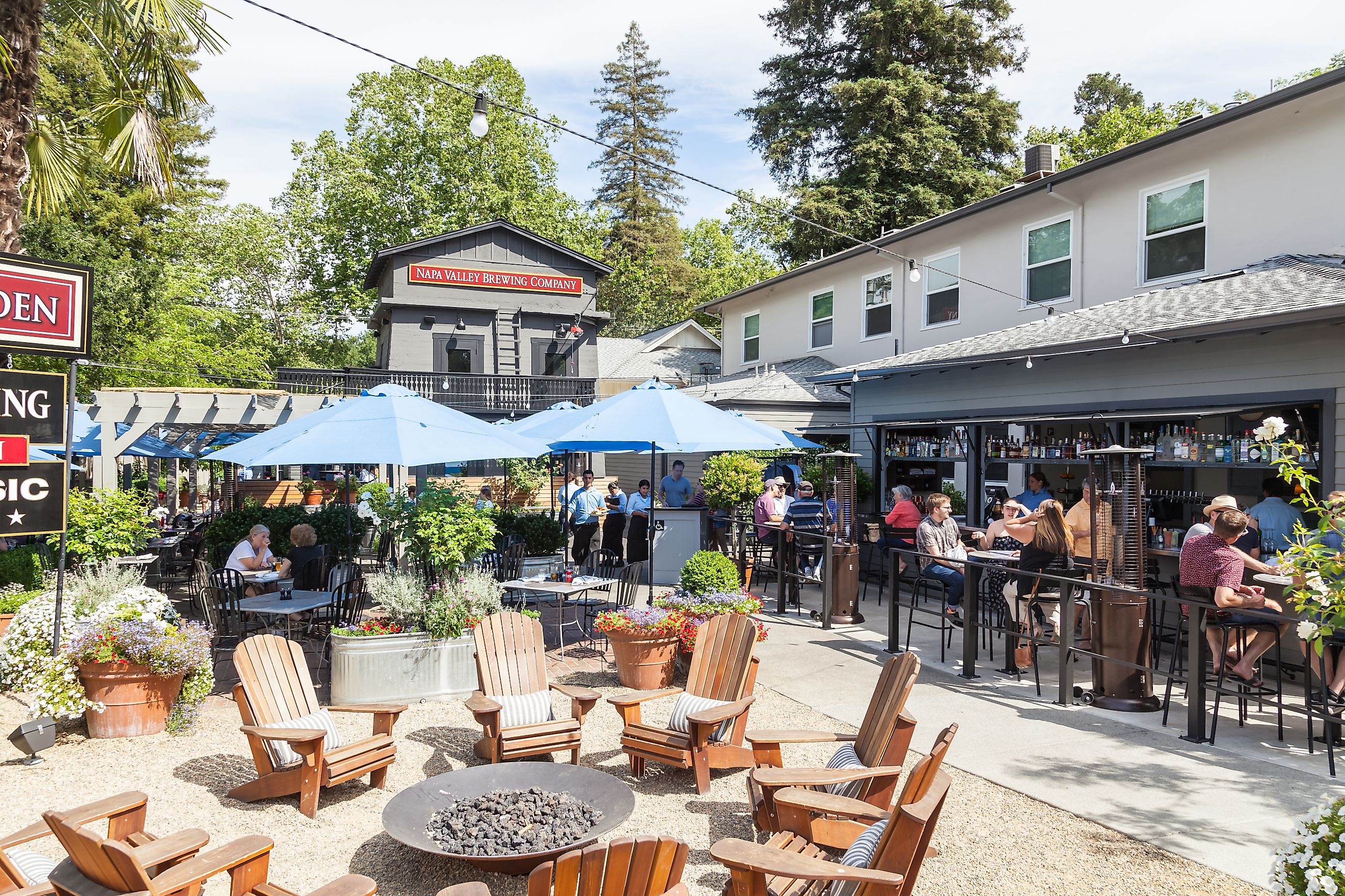 People enjoy food and drinks in a restaurant in Calistoga, California, via Dragan Jovanovic / Shutterstock.com