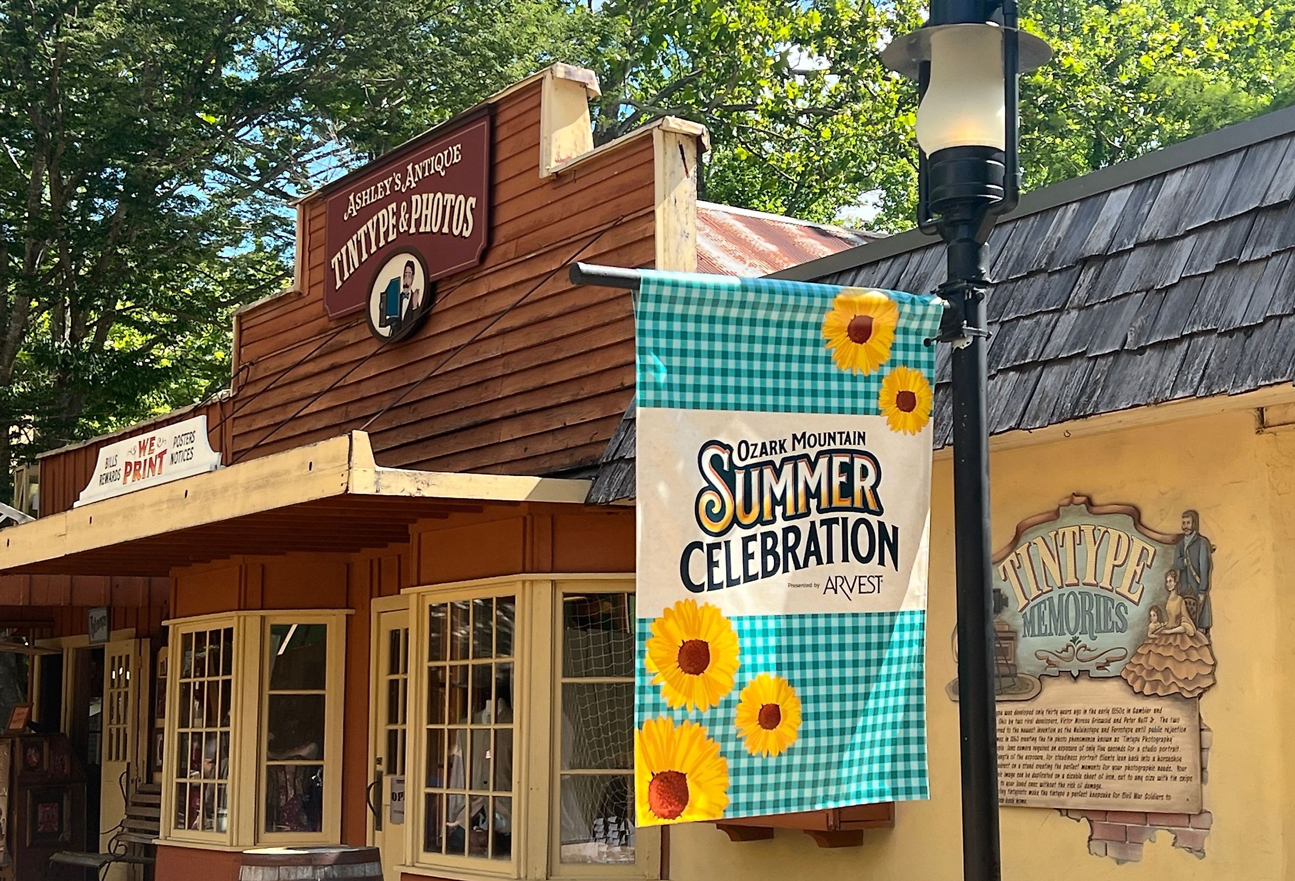 Stores at Silver Dollar City amusement park in Branson, Missouri. Image credit Ritu Manoj Jethani via Shutterstock.