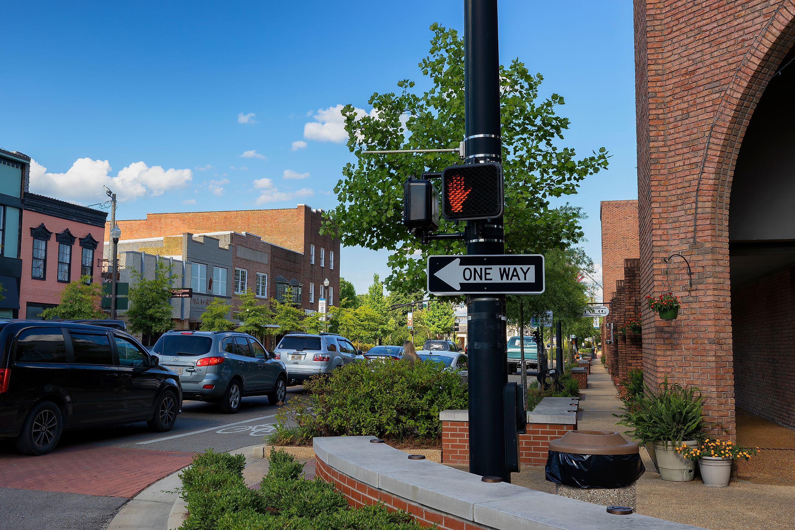 Tupelo, Mississippi, USA: Downtown Tupelo with relatively heavy traffic. Editorial credit: Dee Browning / Shutterstock.com