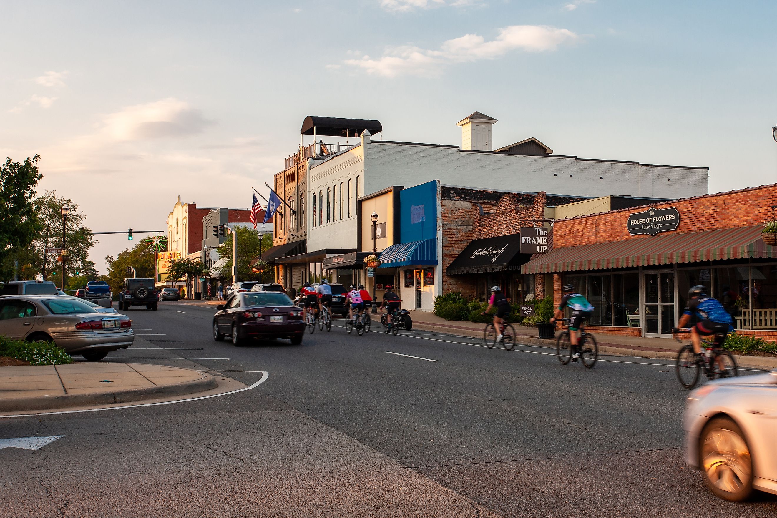 Cyclists riding north on North Vienna Street in Downtown Ruston, Louisiana. By UpAheadDesign, CC0, Wikimedia Commons: https://commons.wikimedia.org/w/index.php?curid=82047767