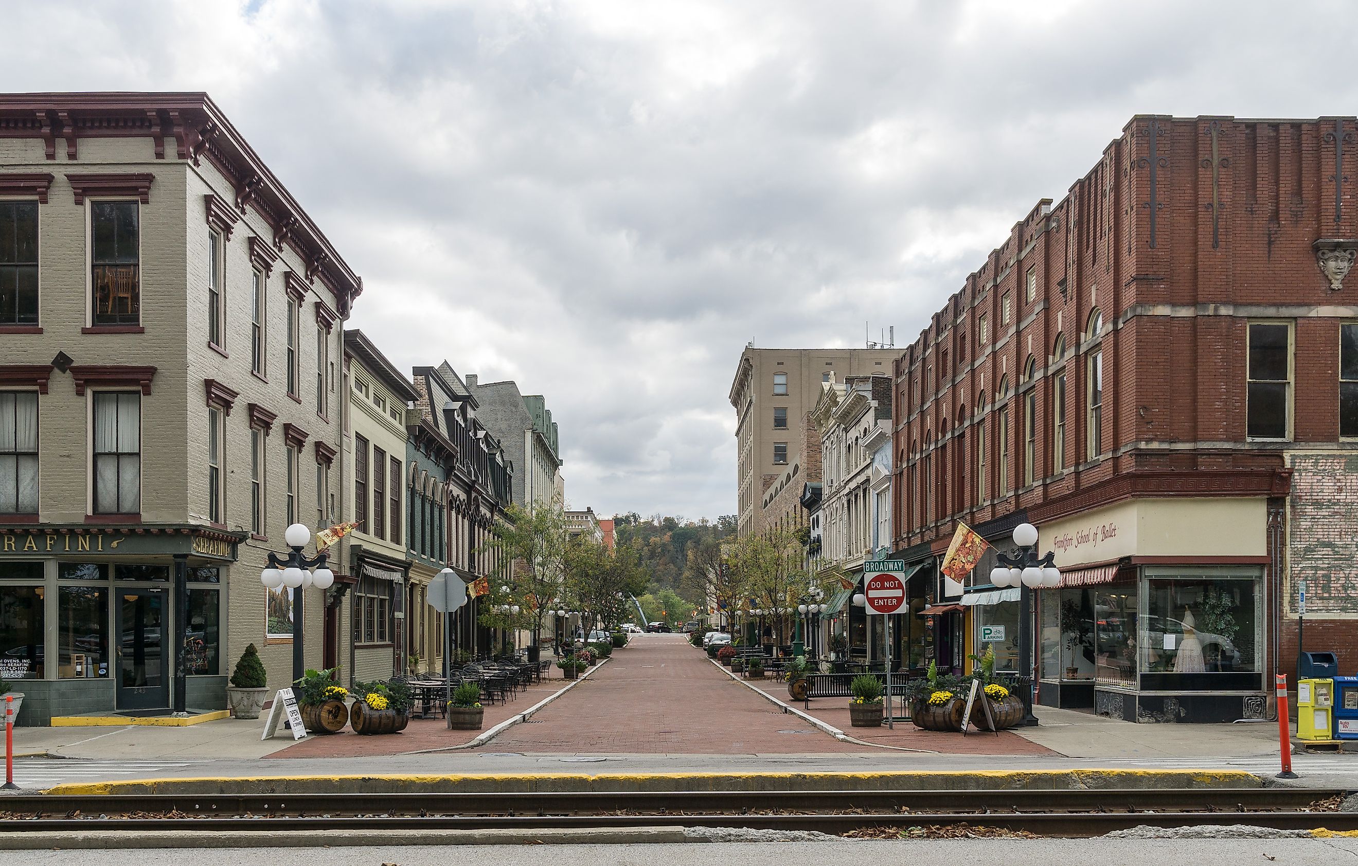 Buildings and businesses lined along St. Clair Street in downtown Frankfort, Kentucky. By Kenneth C. Zirkel - Own work, CC BY-SA 4.0, https://commons.wikimedia.org/w/index.php?curid=57310430.
