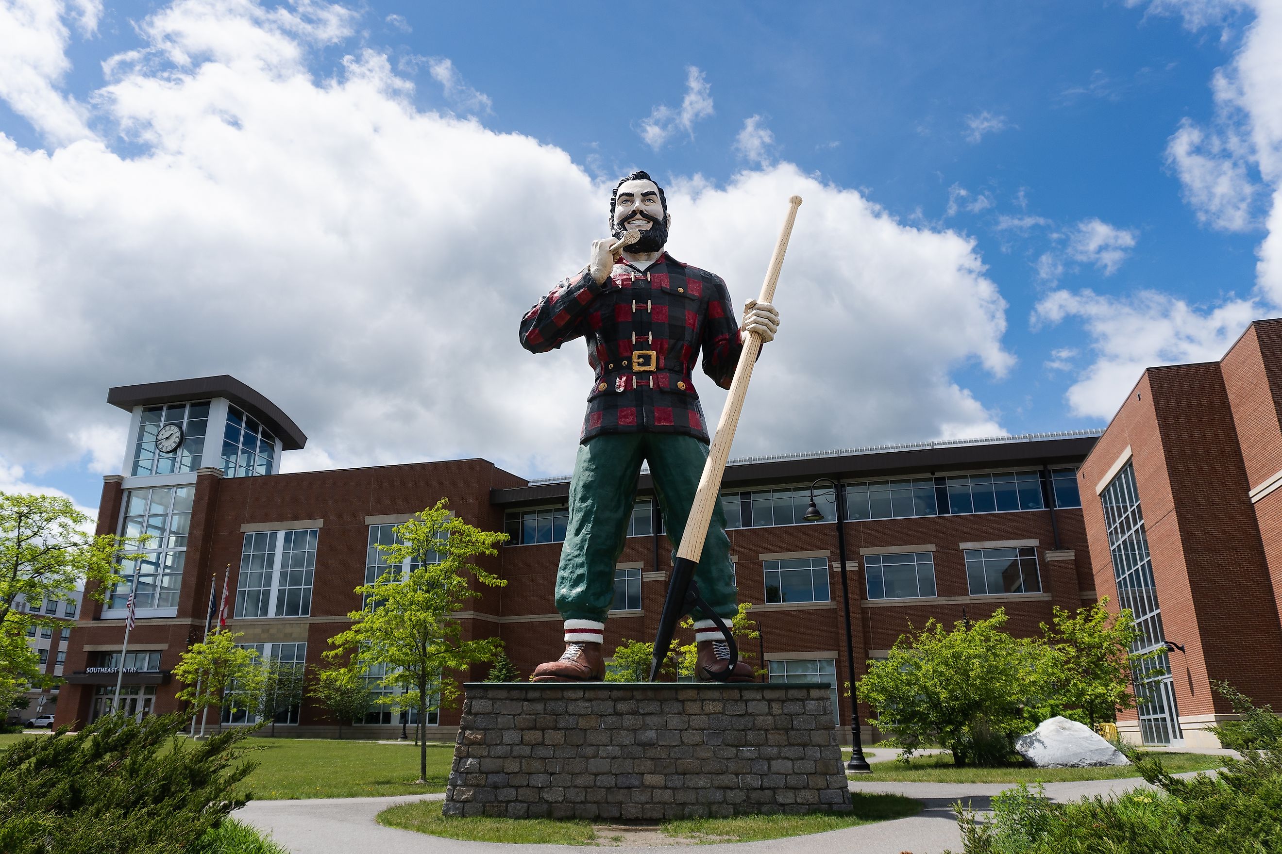 Statue of Paul Bunyan holding an ax in the town of Bangor in Maine. Editorial credit: EWY Media / Shutterstock.com