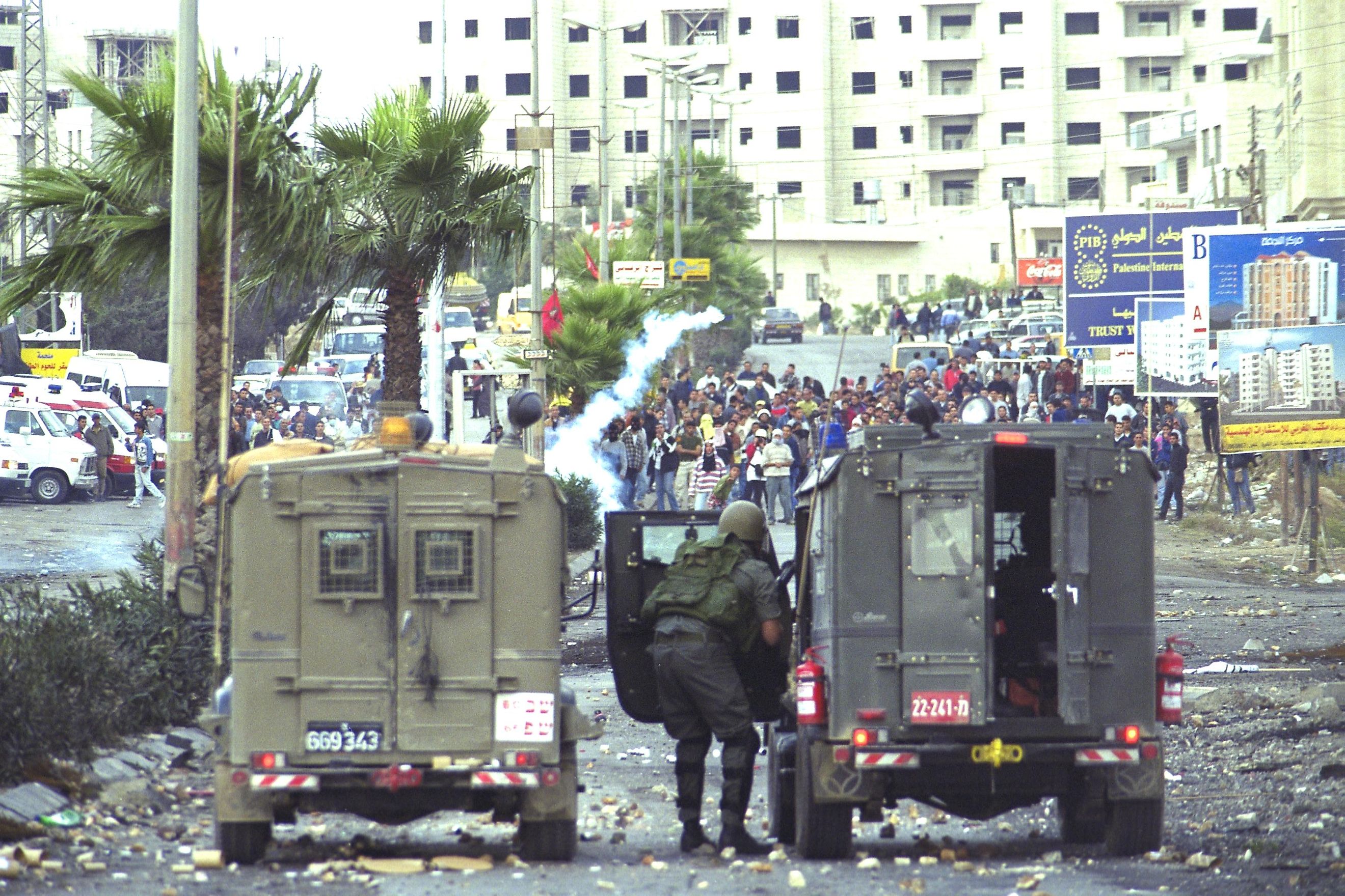 Palestinian protesters confronting Israeli forces. Image by Nadav Ganot (נדב גנות)/IDF Spokesperson's Unit via Wikipedia Commons