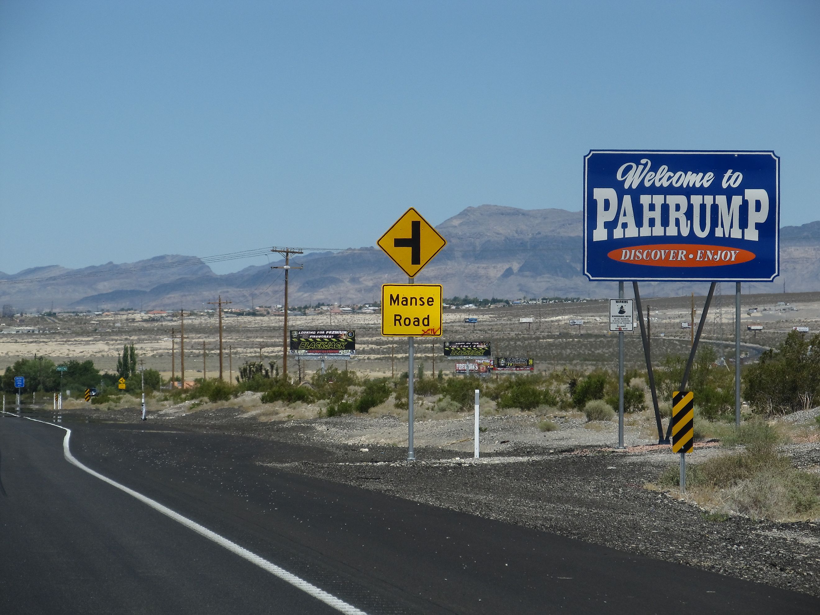 "Welcome to Pahrump" sign along the road. By Ken Lund from Las Vegas, Nevada, USA - Welcome to Pahrump, NevadaUploaded by AlbertHerring, CC BY-SA 2.0, https://commons.wikimedia.org/w/index.php?curid=29479882