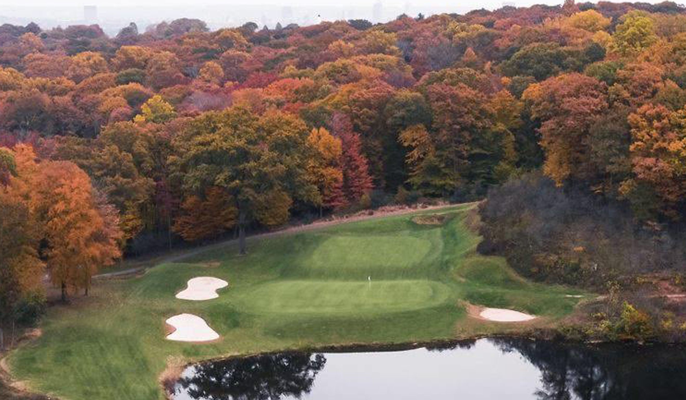 9th hole at Yale taken by James Nicholas. By Blakebrantley642 - Own work, CC BY-SA 4.0, https://commons.wikimedia.org/w/index.php?curid=93972411