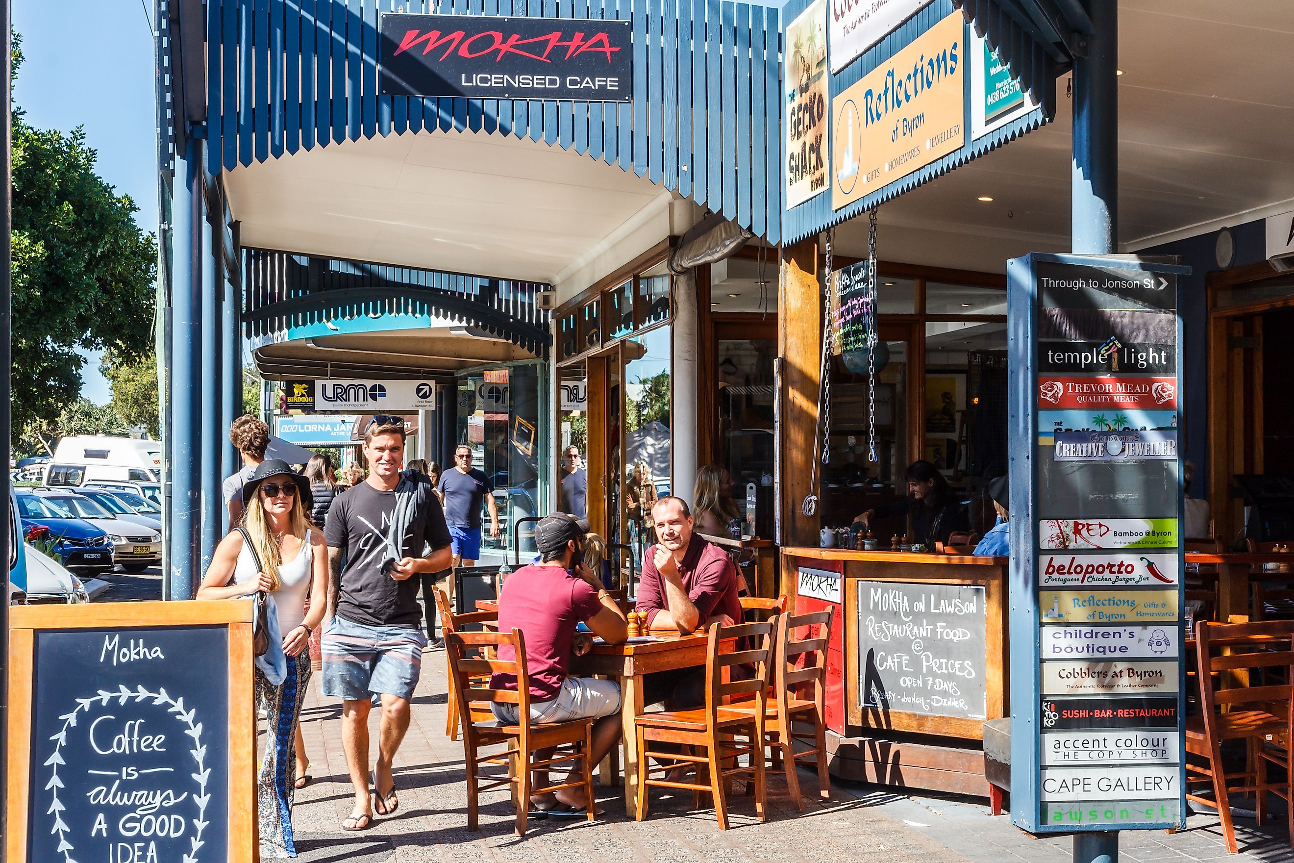 A streetside coffee store in Byron Bay, Australia. Editorial credit: Kevin Hellon / Shutterstock.com