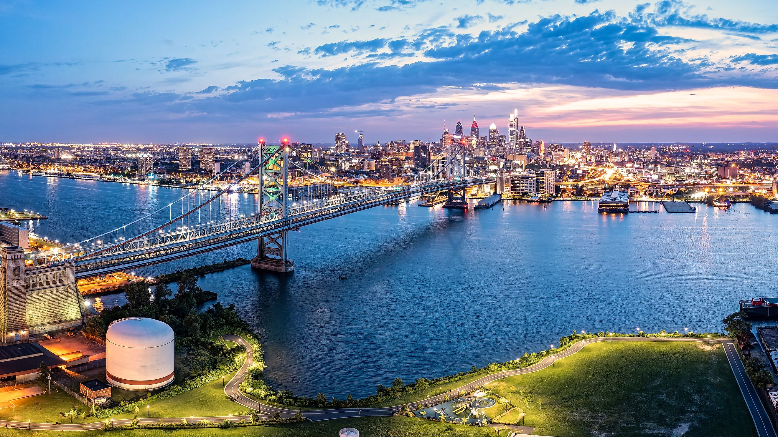 View of the Benjamin Franklin Bridge and cityscape of Philadelphia in Pennsylvania.