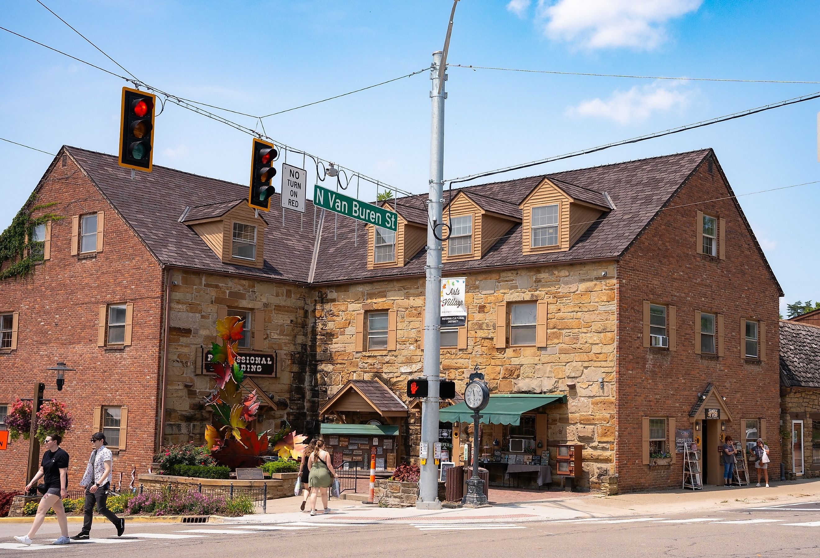 Street scene from historic downtown Nashville, Indiana. Image credit Little Vignettes Photo via Shutterstock